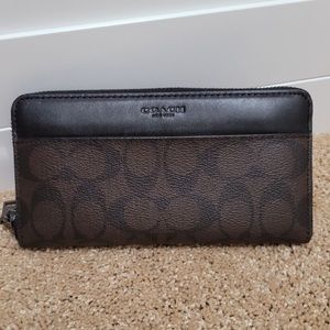 COACH ACCORDION WALLET ~SIGNATURE PRINT